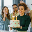 La celebración anual incluye una torta, para compartir lo material con nuestros allegados.