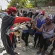 Haitianos recibiendo armas