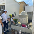 Familiares acuden a llevar ofrendas a las tumbas de sus madres