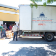 Un camión del INABIE descarga las cajas con los útiles escolares