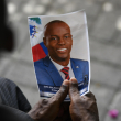 Una persona sostiene una fotografía del difunto presidente Jovenel Moïse durante una ceremonia fúnebre el 20 de julio de 2021, en el Museo y Cementerio Nacional, en Puerto Príncipe, Haití