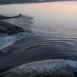 En esta imagen, tomada de un video distribuido por la Oficina Presidencial de Ucrania, el agua avanza por una brecha en la represa de Kakhovka, en Kakhovka, Ucrania, el 6 de junio de 2023.