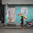 Una chica camina bajo la lluvia en Haití.