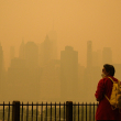 Una persona usa una máscara facial mientras el humo de los incendios forestales en Canadá causan condiciones de niebla en la ciudad de Nueva York el 7 de junio de 2023.