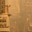 La neblina humeante de los incendios forestales en Canadá cubre Manhattan el 7 de junio de 2023 en la ciudad de Nueva York. Nueva York encabezó la lista de las principales ciudades más contaminadas del mundo el martes por la noche, mientras el humo de los incendios continúa cubriendo la costa este.