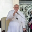 El papa Francisco bendice a los fieles al final de su audiencia general semanal, en la Plaza de San Pedro, en el Vaticano, el 7 de junio de 2023.
