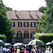 Los dolientes y los periodistas esperan afuera de Villa San Martino, la residencia del empresario italiano y ex primer ministro Silvio Berlusconi, luego de su muerte, en Arcore, en el norte de Italia, el 12 de junio de 2023.