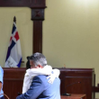 El pasado secretario de las Fuerzas Armadas, Pedro Rafael Peña Antonio, llora entre brazos de un familiar al terminar la audiencia que le declaró no culpable de recibir soborno