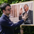 Un hombre se detiene frente a un cartel con la imagen de Silvio Berlusconi en las afueras de la residencia del fallecido ex primer ministro, en Arcore, cerca de Milán, el lunes 12 de junio de 2023.