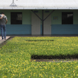 El pastor estadounidense Kenton Moody, a la izquierda, camina abrazado con un joven que estuvo en prisión por formar parte de una pandilla, en un descanso en el jardín del centro de rehabilitación de "Vida Libre", en Santa Ana, El Salvador, el sábado 29 de abril de 2023.