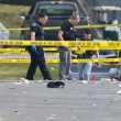 Investigadores analizan la escena de un tiroteo en un centro comercial, el domingo 18 de junio de 2023, en Willowbrook, Illinois. (AP Foto/Matt Marton)