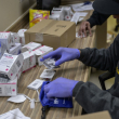 Un miembro del personal empaqueta kits de prevención de sobredosis, incluido el aerosol nasal Narcan utilizado para tratar sobredosis de narcóticos en una situación de emergencia, en el Rincón de Reducción de Daños de St. Ann en Nueva York el 24 de abril de 2023.