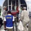 Los arrestados son llevados a la frontera para repatriarlos a Haití.