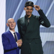 Victor Wembanyama posa en una foto con el comisionado Adan silver, minutos después de convertirse en el primer drafteado de la NBA