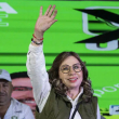 Sandra Torres, candidata presidencial del partido Unidad Nacional de la Esperanza, saluda a sus seguidores durante un acto de campaña en Santa Catarina Pinula, Guatemala, el sábado 17 de junio de 2023.