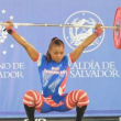 Beatriz Pirón en una de sus levantadas en los 49 kilogramos en pesas.