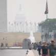 Los turistas caminan por el National Mall mientras el humo de los incendios forestales en Canadá provoca condiciones de niebla en Washington, DC, el 7 de junio de 2023.