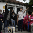 Personas se reúnen fuera de la Corte de Constitucionalidad de Guatemala, donde se lleva a cabo una sesión para examinar denuncias presentadas por varios partidos políticos sobre irregularidades en los comicios generales del 25 de junio, el sábado 1 de julio de 2023, en Ciudad de Guatemala.