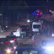 La policía llega a la escena de un tiroteo mortal el lunes 3 de julio de 2023 en Forth Worth, Texas. Las autoridades dicen que los disparos estallaron después de un festival local en el barrio de Como, en el suroeste de la ciudad.