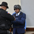 Un guardia quita las esposas al exvicealmirante Felix Alburquerque Comprés en el tribunal