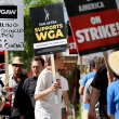 Un letrero dice 'SAG-AFTRA apoya a WGA' mientras los miembros de SAG-AFTRA caminan en la línea de piquete en solidaridad con los trabajadores en huelga de WGA (Writers Guild of America) frente a las oficinas de Netflix el 13 de julio de 2023 en Los Ángeles, California.