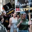 Miembros del sindicato de actores SAG-AFTRA hacen un piquete con guionistas frente a la oficina de Netflix en Nueva York el primer día de la huelga de actores el 14 de julio de 2023 en la ciudad de Nueva York. Los miembros de SAG-AFTRA, el sindicato más grande de Hollywood que representa a actores y otros profesionales de los medios, se unieron a los trabajadores en huelga de WGA (Writers Guild of America) en la primera huelga conjunta contra los estudios desde 1960.