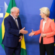 La presidenta de la Comisión Europea, Ursula von der Leyen, a la derecha, saluda al presidente de Brasil, Luiz Inácio Lula da Silva, antes de una reunión en la sede de la UE en Bruselas, ayer.