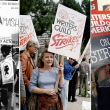 Esta combinación de fotografías muestra, desde la izquierda, al actor Alan Alda de la serie "M*A*S*H*" protestando en los estudios Twentieth-Century Fox en Los Ángeles, el 6 de agosto de 1980, la actriz Patty Duke con guionistas en huelga en 20th Century Fox Studios en Los Ángeles el 8 de marzo de 1988, y el actor John Stamos, miembro del elenco del drama "ER", apoya a los miembros del Sindicato de Guionistas de Estados Unidos mientras protestan fuera de Warner Bros. Television Studios. en Los Ángeles el 6 de noviembre de 2007