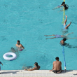 Personas nadan en una piscina en Barcelona el 18 de julio de 2023. España emitió alertas rojas de clima cálido para tres regiones debido al peligro "extremo" que representan las temperaturas abrasadoras