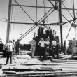 Científicos y trabajadores manipulan la primera bomba atómica del mundo para levantarla sobre una torre de 100 pies en el sitio de prueba Trinity, cerca de Alamagordo, Nuevo México. Todavía hay personas que viven con las consecuencias de esta prueba.