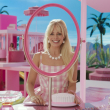 Margot Robbie en una escena de "Barbie" en una imagen proporcionada por Warner Bros. Pictures. Con el lanzamiento del viernes 21 de julio de 2023 de la "película Barbie" protagonizada por Robbie, el color "Rosa Barbie" se ha convertido en el centro de atención en las redes sociales y el mundo de la moda.