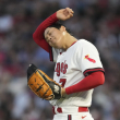 Shohei Ohtani (17), abridor de los Angelinos de Los Ángeles, se limpia el sudor sobre el montículo, durante la quinta entrada del juego de béisbol en contra de los Piratas.