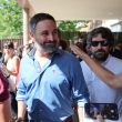 El presidente del partido de extrema derecha VOX, Santiago Abascal, saluda a sus seguidores cuando se va después de emitir su voto Thomas COEX / AFP)