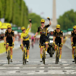 Jonas Vingegaard, con la casaca amarilla de líder general, cruza la meta en la etapa final del Tour de Francia.