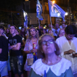 Los partidarios esperan los resultados de las elecciones frente a la sede del líder y candidato del conservador Partido Popular Alberto Núñez Feijoo en Madrid el 23 de julio de 2023