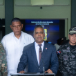 El ministro de la Presidencia, Joel Santos, al hablar en el Palacio Nacional.Desde la izquierda de la foto, el ministro de la Defensa Carlos Luciano Díaz Morfa; Jesús Vásquez, de Interior y Policía y en el extremo derecho el director de la Policía, Eduardo Alberto Then