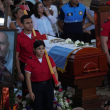 Bomberos custodian el ataúd durante el funeral del alcalde de Manta, Agustín Intriago, quien fue asesinado por desconocidos el fin de semana en Manta.