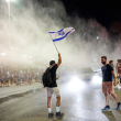La policía israelí emplea un cañón de agua para dispersar a manifestantes que bloquean una calle en una protesta contra los planes del gobierno del primer ministro, Benjamin Netanyahu.