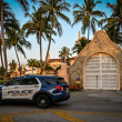 Un coche de policía está estacionado frente al Mar-a-Lago Club, hogar del expresidente de los Estados Unidos, Donald Trump, el 3 de abril de 2023 en Palm Beach, Florida.