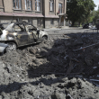 Un investigador examina el sitio de una explosión en Rusia