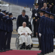 El papa Francisco es recibido por una guardia de honor a su llegada a la base aérea de Figo Maduro en Lisboa, el miércoles 2 de agosto de 2023.