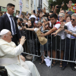 El papa Francisco saluda a la multitud