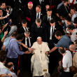 El Papa Francisco saluda a los fieles después de celebrar las vísperas en el Monasterio de los Jerónimos en Lisboa, durante su visita de cinco días para asistir a la reunión de jóvenes católicos de la Jornada Mundial de la Juventud (JMJ), el 2 de agosto de 2023.