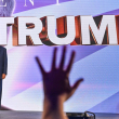 El expresidente de EE. UU. y aspirante a presidente de 2024, Donald Trump, llega para hablar en la conferencia Turning Point Action USA en West Palm Beach, Florida, el 15 de julio de 2023.