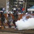 La policía antidisturbios dispara granadas de gas lacrimógeno a los manifestantes durante protestas en la capital de Kenia