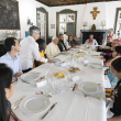 El Papa Francisco comparte un almuerzo con jóvenes