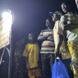 Los jóvenes de Níger se reúnen en la rotonda de la Francofonía en Niamey el 4 de agosto de 2023. Primero una docena, luego unas treinta personas llegaron gradualmente después del anochecer a la rotonda de la Francofonía en Niamey, donde los soldados derrocaron al presidente Mohamed Bazoum.