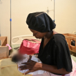 Una madre cuida a su hijo desnutrido en el Centro Hospitalario Fontaine en el barrio pobre de Cite Soleil en Port-au-Prince el 4 de agosto de 2023.