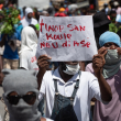 Ciudadanos participan en una marcha para exigir seguridad contra las pandillas hoy, en Puerto Príncipe (Haití). Haitianos salieron este lunes a las calles de Puerto Príncipe para manifestarse contra la situación de inseguridad, creada por la acción de las bandas armadas que obliga a miles de personas a convertirse en refugiados internos, y para criticar a las autoridades por su inacción. A lo largo del recorrido, los manifestantes lanzaron piedras contra ciertas instituciones y levantaron barricadas hechas con neumáticos ardiendo, mientras gritaban consignas hostiles al gobierno.