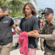 El español Daniel Sancho, sospechoso del asesinato de un médico colombiano, es escoltado por policías tailandeses hasta el tribunal desde la comisaría de Koh Phangan en la isla de Koh Phangan, al sur de Tailandia.